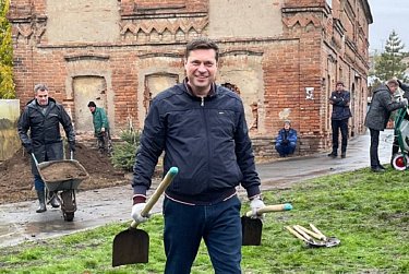 Депутаты помогли в озеленении сквера 